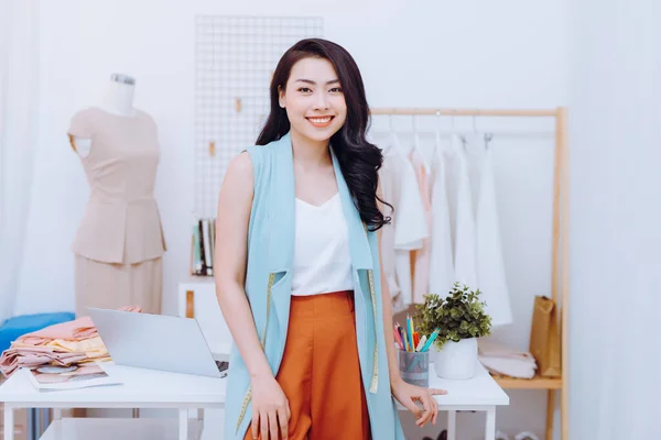 Junge Asiatische Modedesignerin Lächelt Und Steht Der Werkstatt Vor Dem — Stockfoto