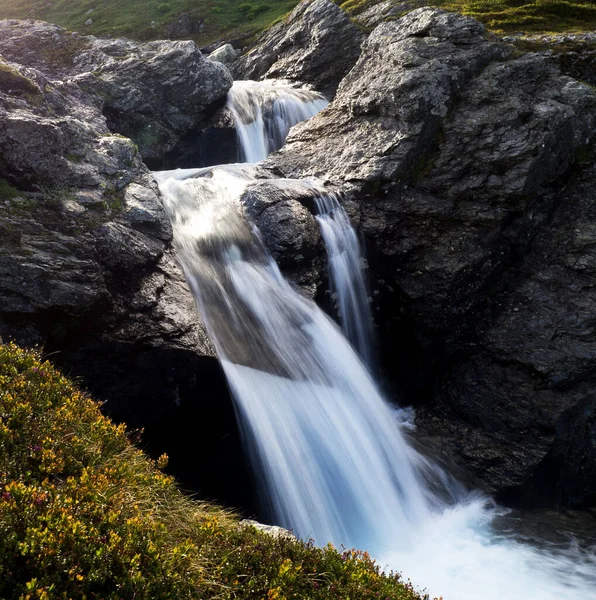 Cachoeira Pitoresca Montanhas Cena Natureza — Fotografia de Stock