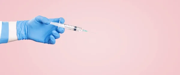Doktor Corona Virüsüne Karşı Aşıyla Bir Şırınga Tutuyor — Stok fotoğraf