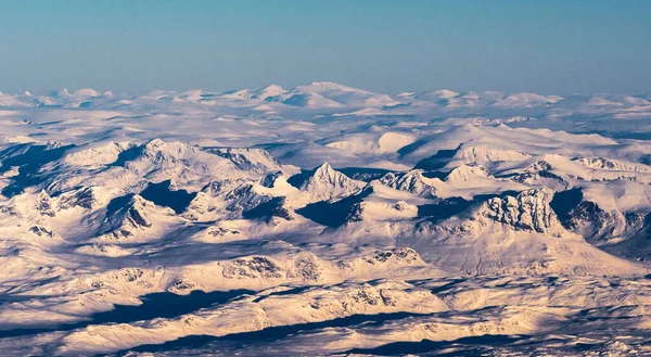 Tepesinde Kar Olan Dağların Manzarası — Stok fotoğraf