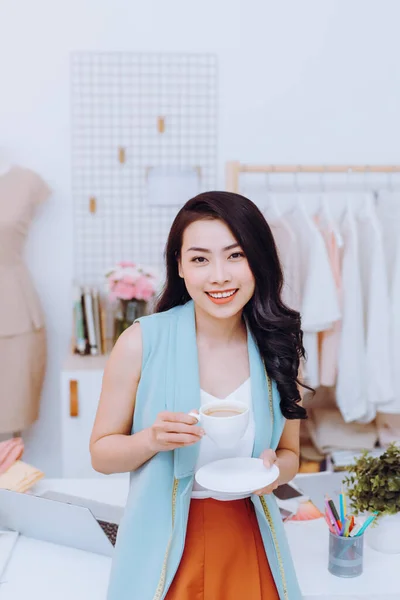 Junge Modedesignerin Ihrem Atelier Macht Pause Und Trinkt Kaffee — Stockfoto