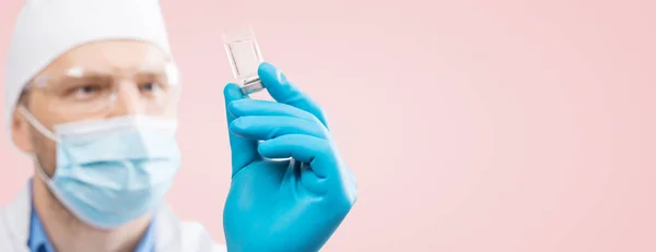 Doktor Corona Virüsüne Karşı Aşıyla Viyola Tutuyor — Stok fotoğraf