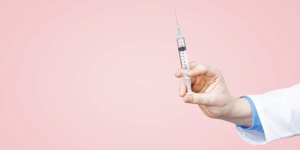 Arzt Hält Spritze Mit Impfstoff Gegen Coronavirus — Stockfoto