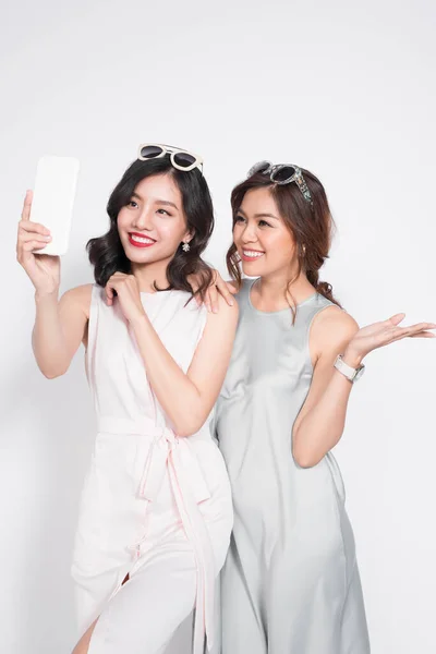 Duas Meninas Irmãs Felizes Fazendo Selfie Com Estilo Casual Cores — Fotografia de Stock
