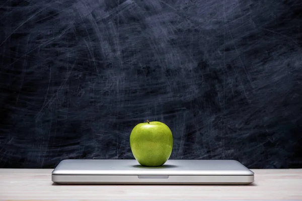 Elma Dizüstü Bilgisayarın Üstünde Masanın Önünde — Stok fotoğraf