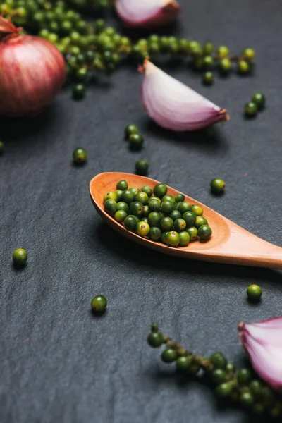 在黑色的桌子上的新鲜蔬菜 红洋葱圈和绿色花椒 顶视图 — 图库照片