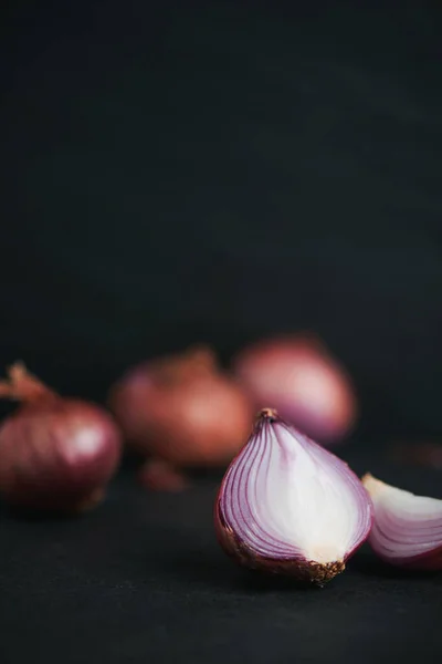 Spanische Zwiebeln Voll Und Halb Geschnitten Auf Dunklem Hintergrund — Stockfoto