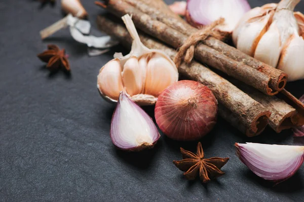 Cooking Ingredients Cinnamon Sticks Garlic Black Stone Table — Stock Photo, Image