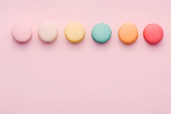 Vista Superior Mini Macaron Rosa Blanco Sobre Suave Fondo Papel — Foto de Stock