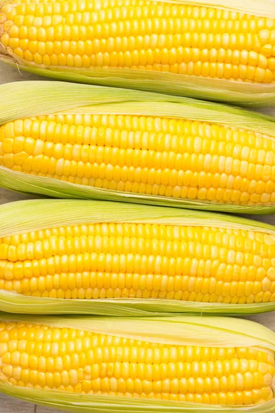 Friss Kukorica Közelsége Kukoricán Asztalon — Stock Fotó