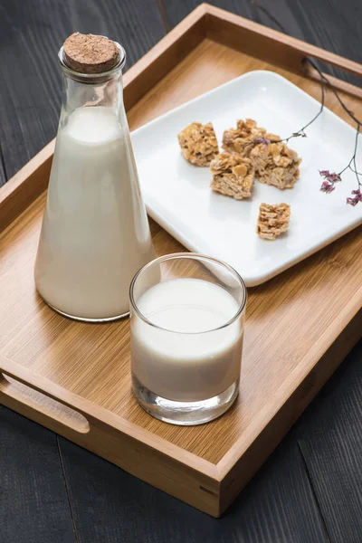 乳製品だ ミルクとミルクのボトルは 素朴な木製のテーブルの上にアーモンドキャンディーを添えています — ストック写真