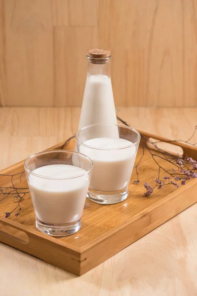 Молочні Продукти Пляшка Молока Склянки Молока Дерев Яному Столі — стокове фото