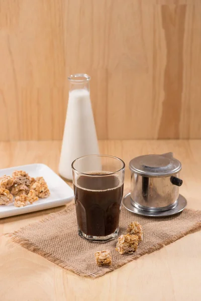 木製のテーブルの上に牛乳のボトルとコーヒーのガラス — ストック写真