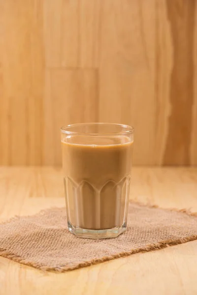Ahşap Bir Masa Üzerinde Sütlü Kahve — Stok fotoğraf
