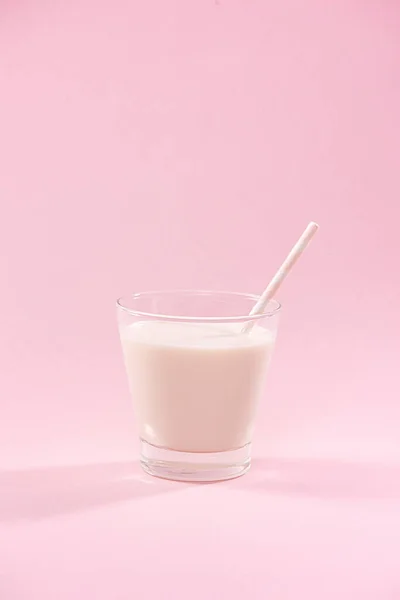 Produkty Mleczne Szklanka Mleka Różowym Tle — Zdjęcie stockowe