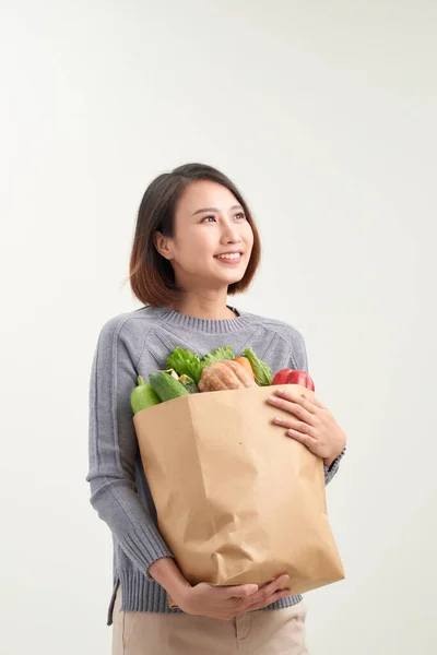 야채가 가방을 야채를 첨가하는 여인의 천연색 — 스톡 사진