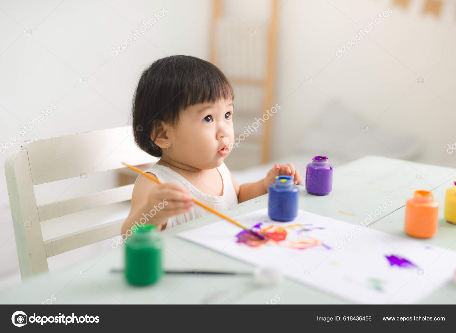 Uma Família Asiática Com Crianças Desenho E Pintura Na Mesa Na