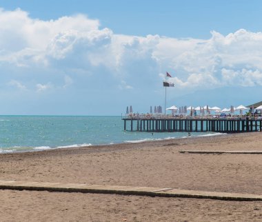 Kumsal kıyısındaki iskele.