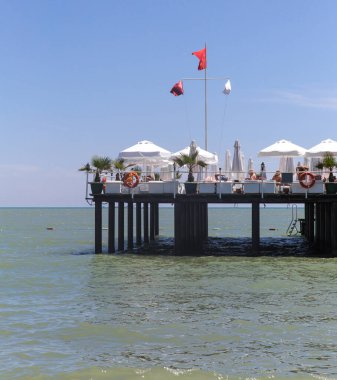 Deniz rıhtımındaki açık kafe.