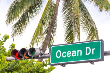 Güney Miami Usa 'da Art Deco bölgesinde Ocean Drive sokak tabelası
