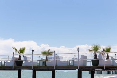 Deniz rıhtımındaki açık kafe.