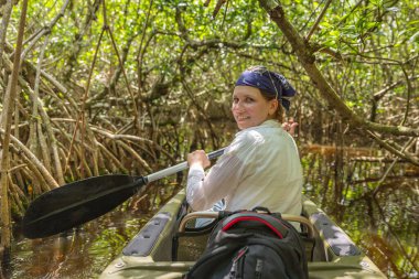 Mangrov orman Everglades Florida, ABD içinde kayak Turizm