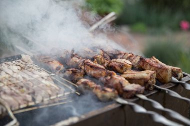 Barbekü et şiş üzerinde 