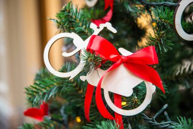 Bisiklet ile Noel ağacı