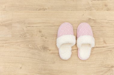 Pembe örülü terlikler.