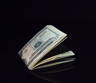 Siyah arka plan üzerine izole dolar