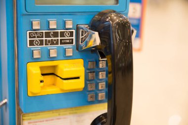 Tayland 'da halka açık bir yerde mavi cep telefonu