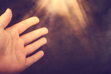 El siyah dumanlı arka plan üzerine bir jest yapma