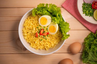 Şehriye kase sebze ve ahşap zemin üzerine haşlanmış yumurta