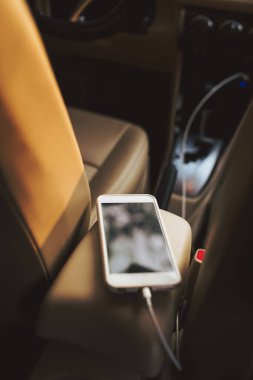 Pil telefonunu arabada şarj edin.