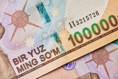 Özbek toplam banknotunun yakın görüntüsü