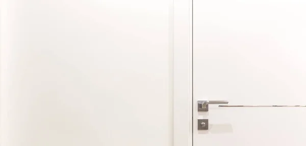 白いモダンなドアに金属のドアノブ — ストック写真