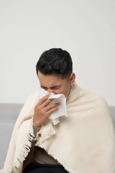 男性はインフルエンザ ウイルスまたはアレルギー呼吸器を持っています 人々の概念 頭痛と発熱の治療 — ストック写真