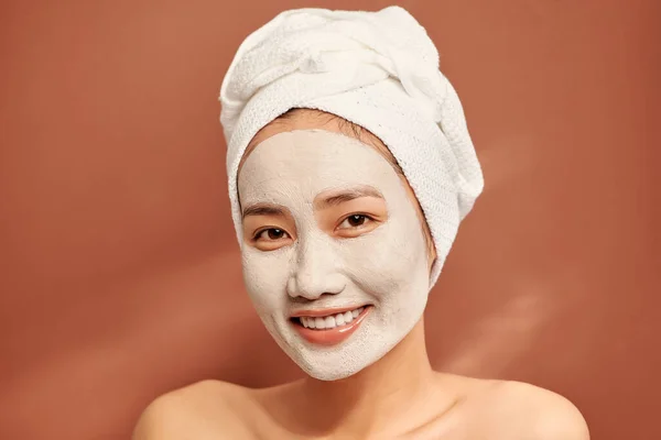 Zbliżenie Portret Atrakcyjnej Dziewczyny Ręcznikiem Głowie Glinianą Maską Twarzy Odizolowane — Zdjęcie stockowe