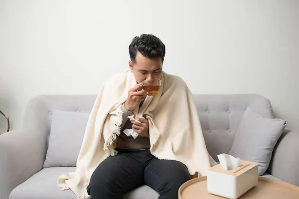 Sağlık Geleneksel Tıp Grip Konsepti Adam Koltukta Otururken Baş Ağrısından — Stok fotoğraf