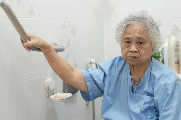 Aziatische Senior Oudere Oude Dame Vrouw Patiënt Gebruik Toilet Badkamer — Stockfoto