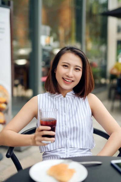 Jong Meisje Drinken Ochtend Koffie Haar Favoriete Cafe — Stockfoto