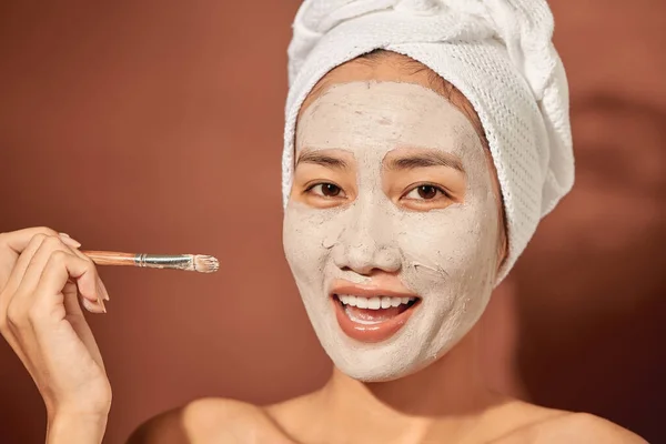 Spa Mulher Aplicando Máscara Argila Facial Tratamentos Beleza — Fotografia de Stock