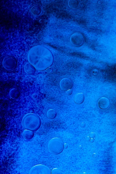 Makroaufnahme Von Ölblasen Über Farbigem Hintergrund — Stockfoto