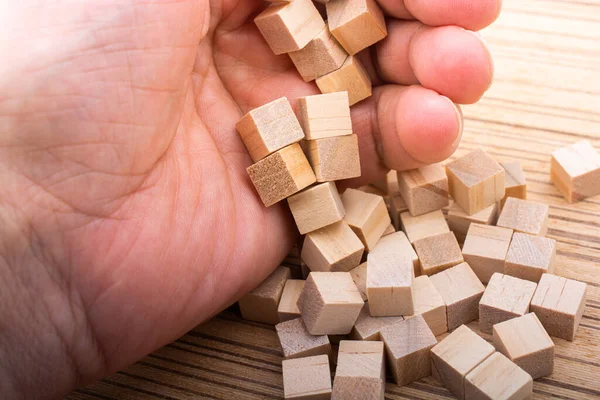 教育ゲームとして木製のおもちゃキューブで手を演奏 — ストック写真