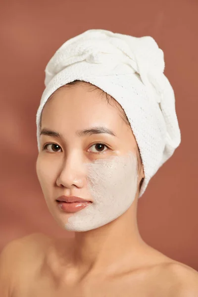 Spa Asiatische Mädchen Anwendung Gesichtsmaske Ton Schönheitsbehandlungen Vor Blauem Hintergrund — Stockfoto