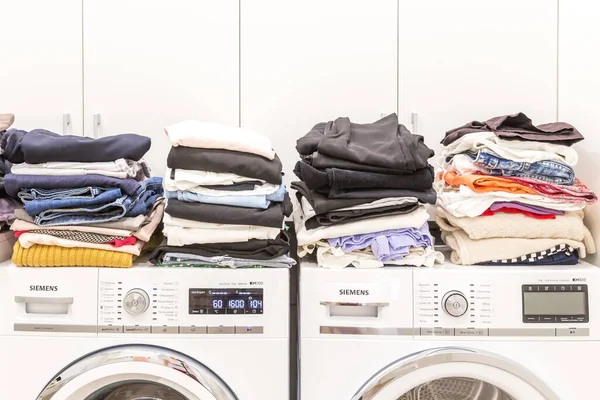洗衣房里成堆的干净衣服 — 图库照片