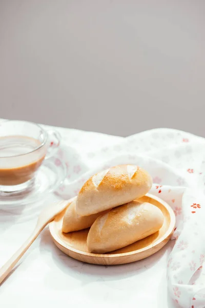 Kawa Chleb Śniadaniowy Białym Stole — Zdjęcie stockowe