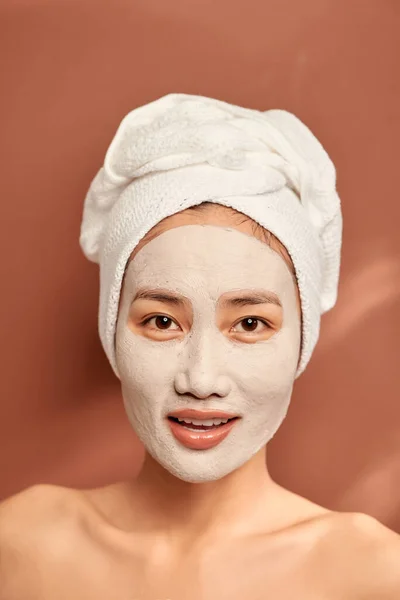 Zbliżenie Portret Atrakcyjnej Dziewczyny Ręcznikiem Głowie Glinianą Maską Twarzy Odizolowane — Zdjęcie stockowe
