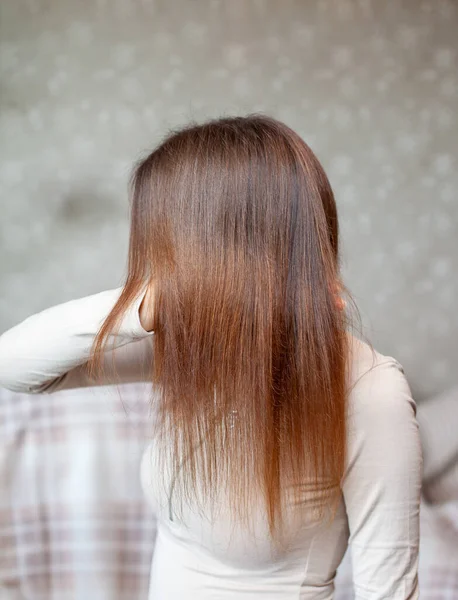 Uzun Düz Güzel Kahverengi Saçlı Bir Kız Evde Saç Bakımı — Stok fotoğraf
