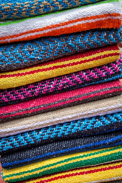 Kolorowe Wełniane Dywaniki Sprzedawane Ulicy — Zdjęcie stockowe